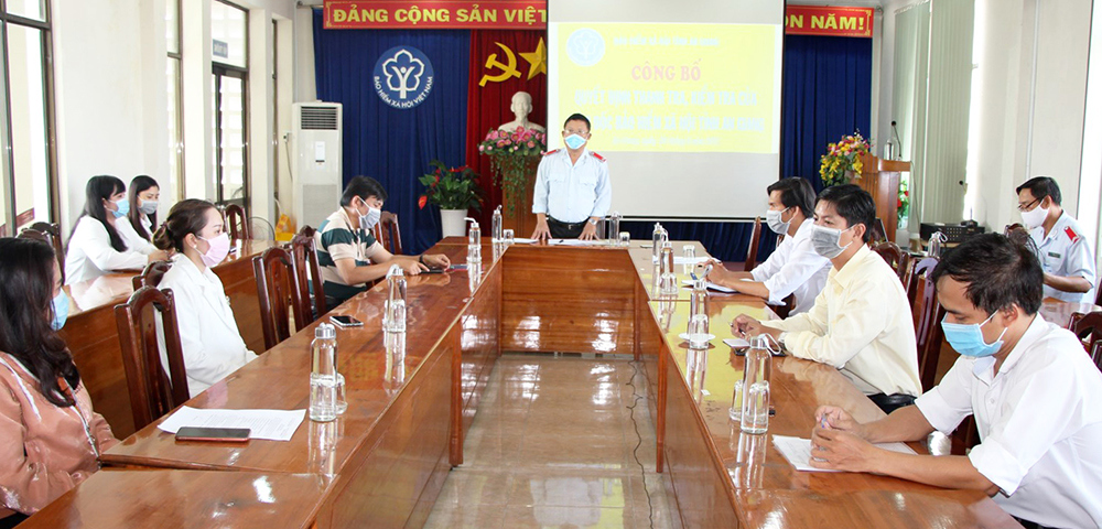 Giám đốc Bảo hiểm xã hội tỉnh An Giang Đặng Hồng Tuấn phát biểu tại các buổi công bố quyết định thanh tra. Ảnh: Hạnh Châu