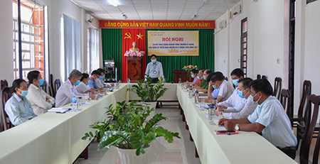 Ông Nguyễn Vũ Trường, Phó Giám đốc Sở Công thương tỉnh (đứng), chủ trì buổi sơ kết. Ảnh: T. Trang