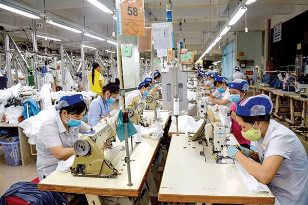 Hoạt động sản xuất tại Công ty CP May Tây Ðô. Ảnh: Lạc Mẫn