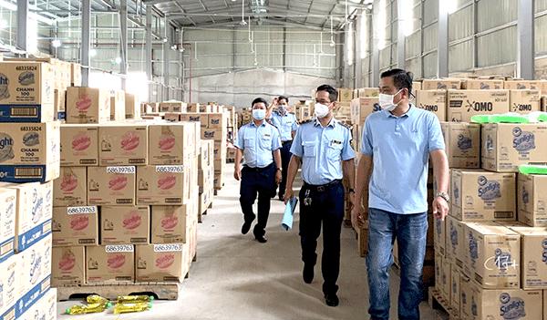 Cán bộ Cục Quản lý thị trường TP Cần Thơ kiểm tra tình hình cung ứng hàng hóa tại một doanh nghiệp trên địa bàn quận Ninh Kiều. Ảnh: Khánh Nam