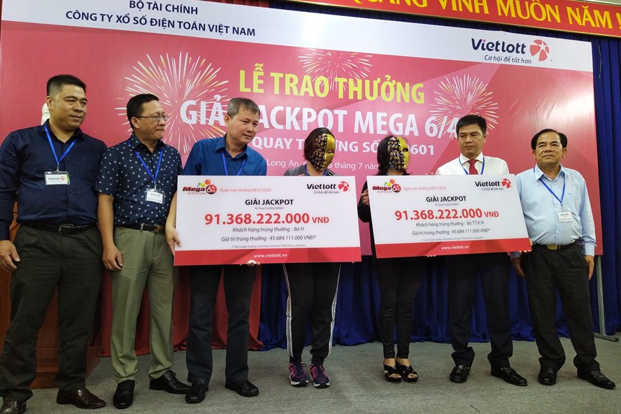 Ông Nguyễn Hải Thoại -Giám đốc Vietlott chi nhánh Cần Thơ và ông Nguyễn Văn Dương - Giám đốc Vietlott chi nhánh TP. Hồ Chí Minh trao giải. Ảnh Vietlott