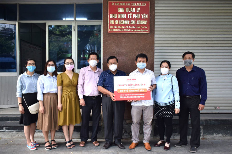 Ban Quản lý Khu Kinh tế Phú Yên đã đại diện tỉnh nhận máy hỗ trợ xét nghiệm nhanh Covid-19 do Kiến Á trao tặng. Ảnh Mộc Thủy
