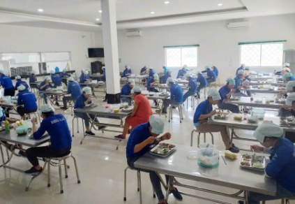 Bữa ăn ca của NLĐ tại Công ty TNHH Harry& (KCN Hòa Hiệp) được thực hiện giãn cách, đảm bảo khoảng cách an toàn phòng chống dịch. Ảnh: Ngọc Hân