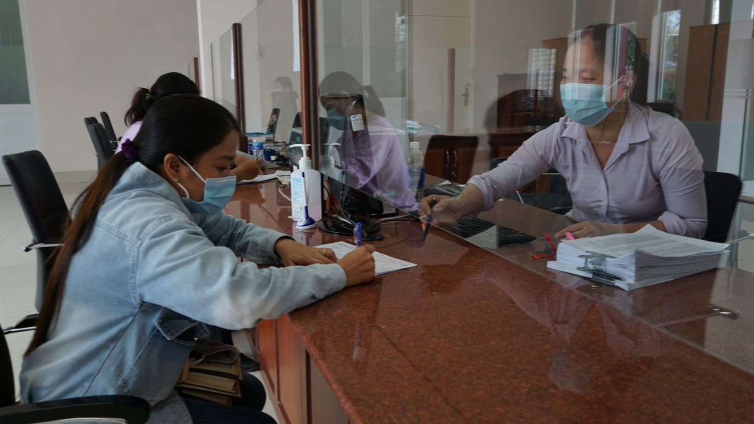 Người dân thực hiện thủ tục vay vốn. Ảnh: Thanh Nhi