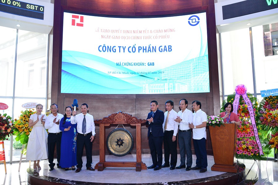 Ông Lâm Đức Toàn - TGĐ Công ty Cổ phần GAB thực hiện nghi thức đánh cồng. Ảnh HNX