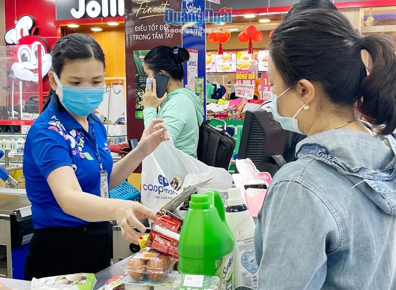 Khách hàng mua sắm tại Siêu thị Co.opMart Quảng Ngãi (TP.Quảng Ngãi). Ảnh: Thanh Nhị