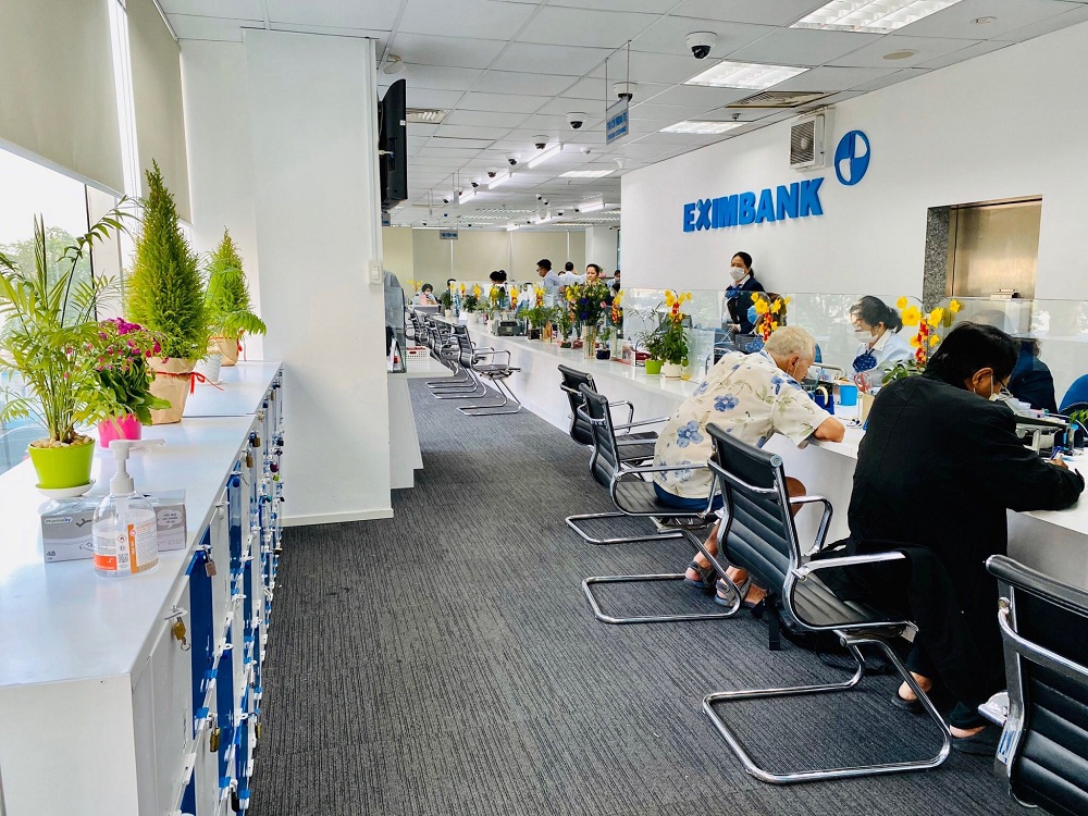 Lãi suất các kỳ hạn giảm từ 0,2% - 1%/ năm đối với khách hàng cá nhân và giảm 0,2% - 1,2%/năm đối với Khách hàng doanh nghiệp. Ảnh EIB