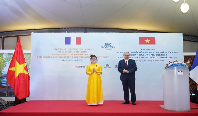 Đại sứ Ph&aacute;p Nicolas Warnery trao Hu&acirc;n chương Bắc đẩu bội tinh cho b&agrave; Nguyễn Thị Phương Thảo. Ảnh T.H