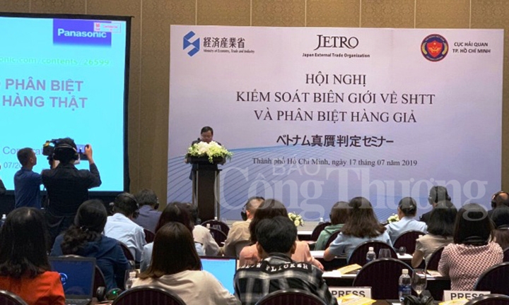 Hàng hóa giả mạo tràn lan trên thị trường Việt Nam hiện nay rất khó để kiểm soát và phân biệt. Ảnh DT