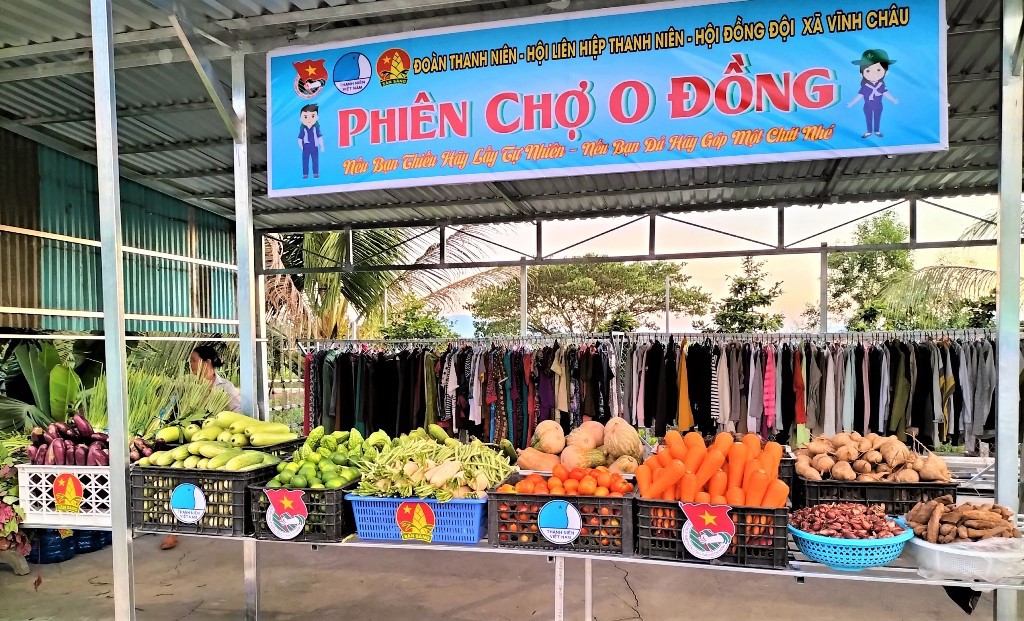 Người dân chia sẻ thực phẩm hỗ trợ người nghèo trong giai đoạn chống dịch. Ảnh: Mỹ Hạnh