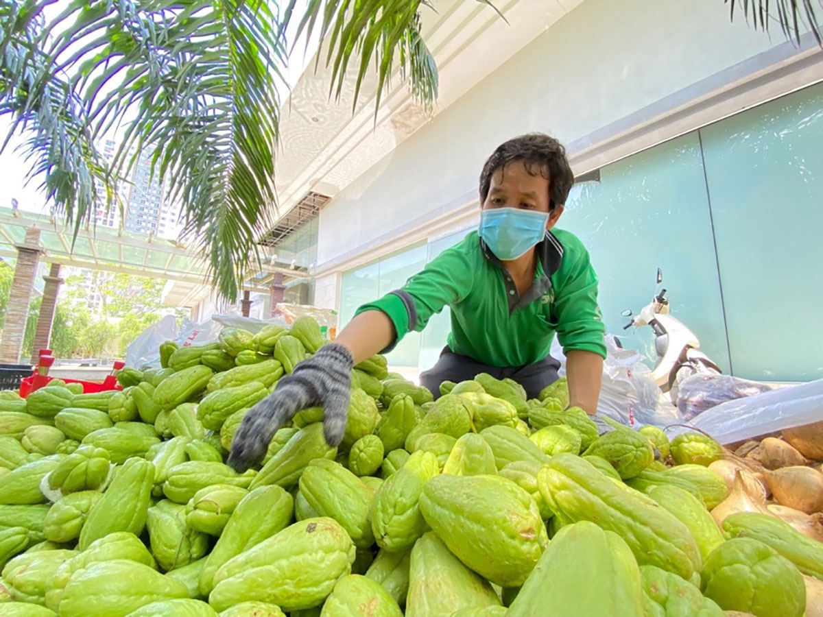 Tạm thời thất nghiệp nhưng anh Phan Bá Cường (tài xế Grab) lại hành động bằng cả trái tim giữa những ngày đại dịch. Ảnh Thu Hoài.