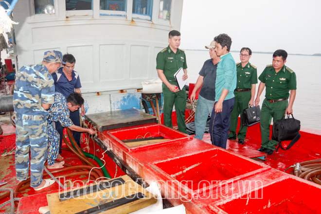 Nhiều vụ buôn bán, vận chuyển xăng dầu trái phép bị lực lượng biên phòng phát hiện (ảnh chụp trước thời điểm dịch bệnh diễn biến phức tạp). Ảnh: H.Lan