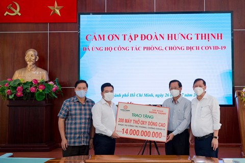 Ông Nguyễn Đình Trung – Chủ tịch Tập đoàn Hưng Thịnh (thứ 2 từ trái sang) trao tặng 200 máy thở oxy dòng cao trị giá 14 tỷ đồng cho ông Phan Văn Mãi - Ủy viên Trung ương Đảng, Phó Bí thư Thường trực Thành ủy TP.HCM (thứ 2 từ phải sang). Ảnh HT