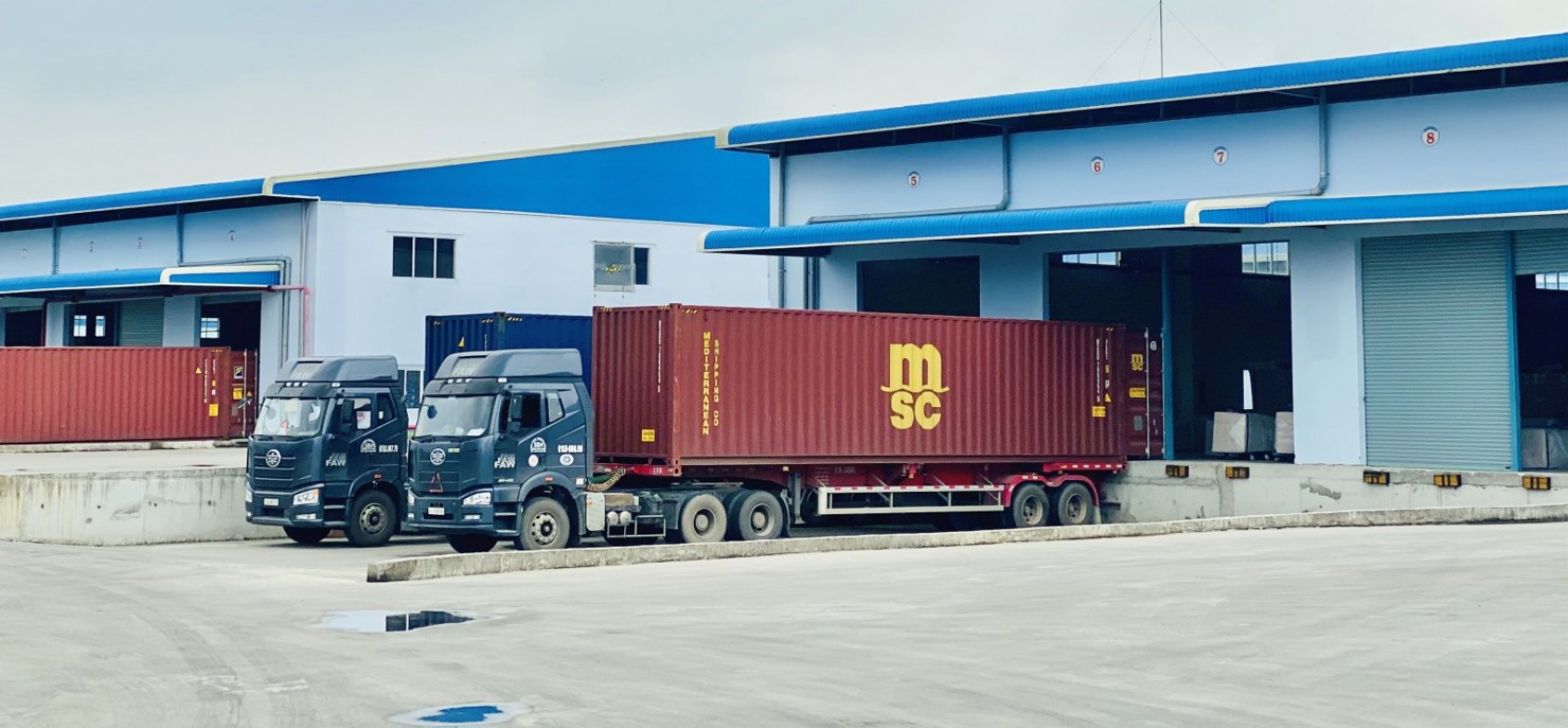 Xuất hàng tại Công ty TNHH Thiên Phiên (Cụm công nghiệp Phú Chánh, TX.Tân Uyên). Ảnh: Tiểu My