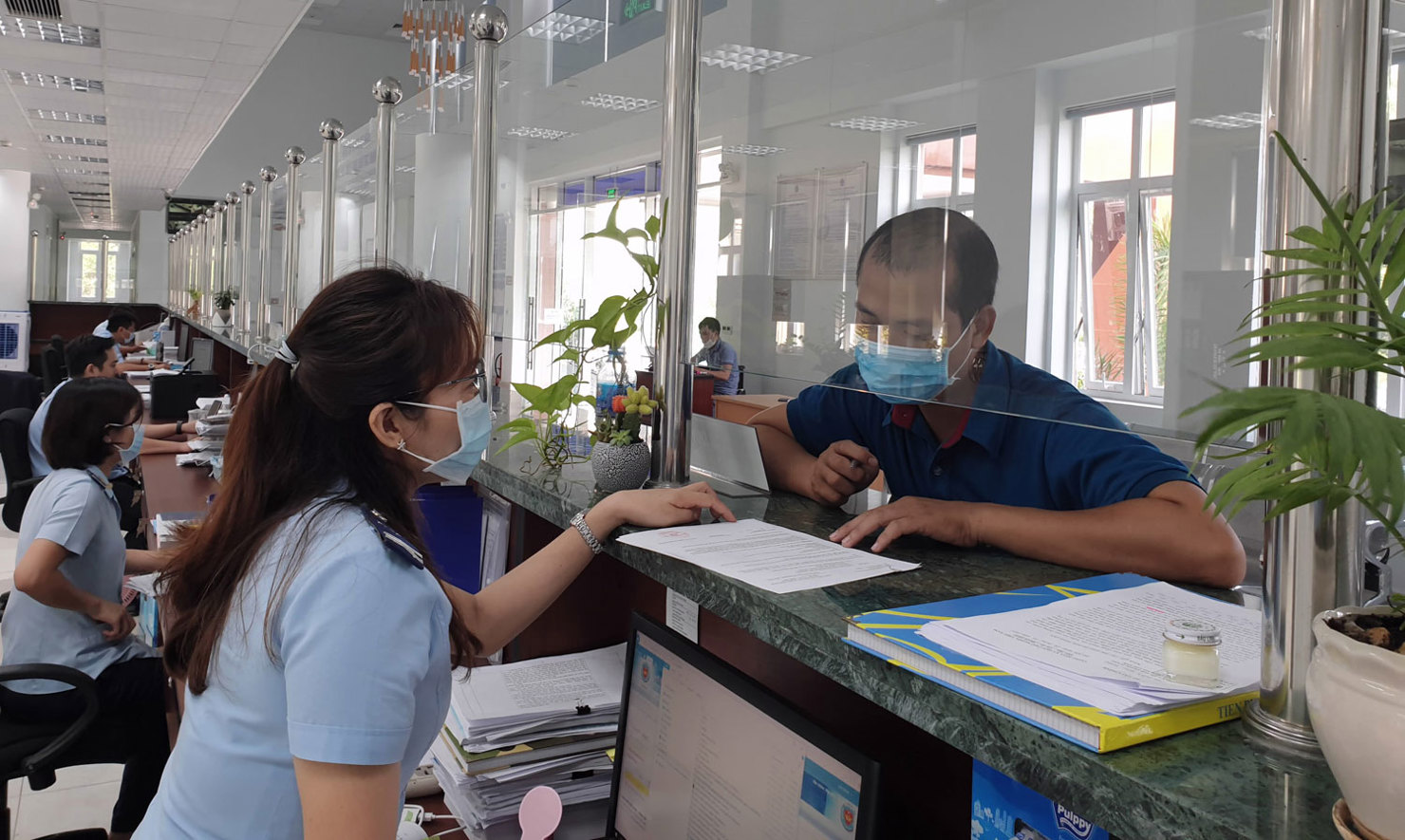 Cục HQBD nỗ lực đồng hành cùng cộng đồng DN vượt qua giai đoạn khó khăn, ổn định sản xuất, kinh doanh nhằm thúc đẩy hoạt động XNK trên địa bàn. Trong ảnh: Cán bộ Chi cục Hải quan Mỹ Phước hướng dẫn thủ tục cho doanh nghiệp