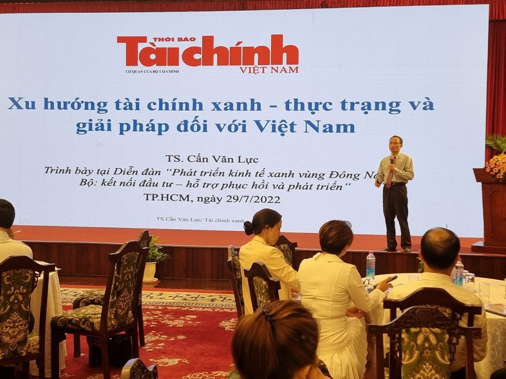 TS. Cấn Văn Lực - Chuyên gia kinh tế trưởng BIDV, Thành viên Hội đồng Tư vấn chính sách tài chính trình bày phần tham luận. Ảnh: LT