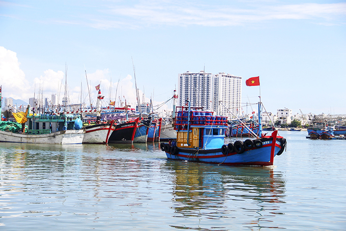 Hoạt động ra khơi, đánh bắt thủy sản tại cảng Hòn Rớ, TP. Nha Trang. (Ảnh minh họa: B.La)