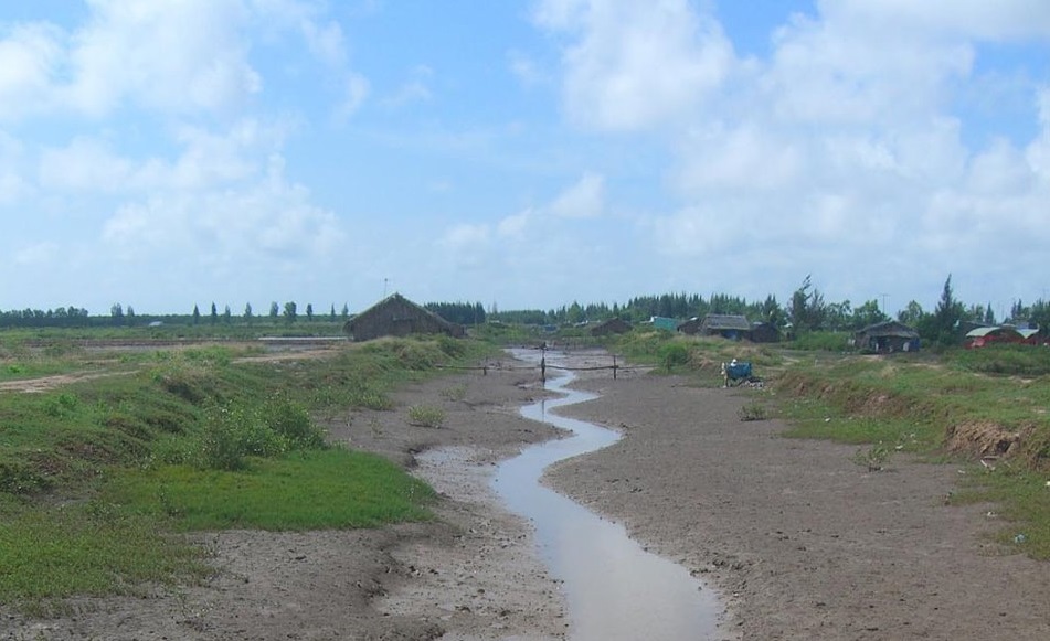 Một tuyến kênh thủy lợi cấp nước phục vụ nuôi tôm bị bồi lắng nhanh ở huyện Hòa Bình, tỉnh Bạc Liêu. Ảnh: LD