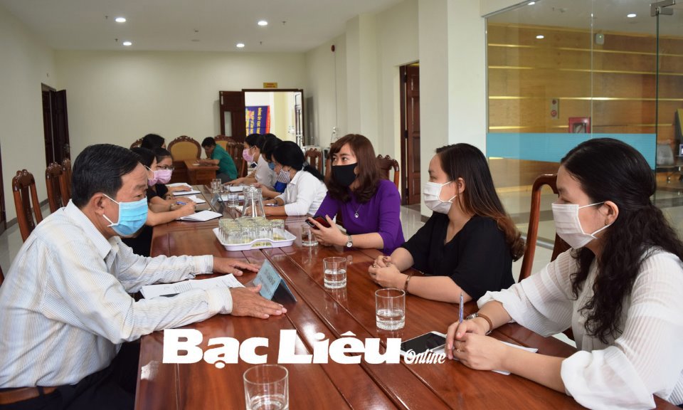 Cán bộ Cục Thuế tỉnh (bên trái) tuyên truyền, giải đáp thắc mắc của doanh nghiệp về các chính sách thuế mới. Ảnh: T.Q