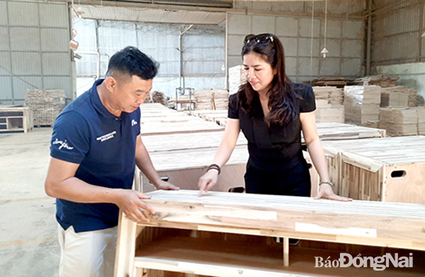 Hoạt động sản xuất gỗ xuất khẩu tại một doanh nghiệp ở TP.Biên Hòa. Ảnh: V.Gia