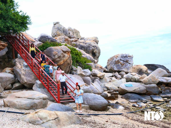 Du khách tham quan Hang Rái (Ninh Hải). Ảnh: Văn Nỷ