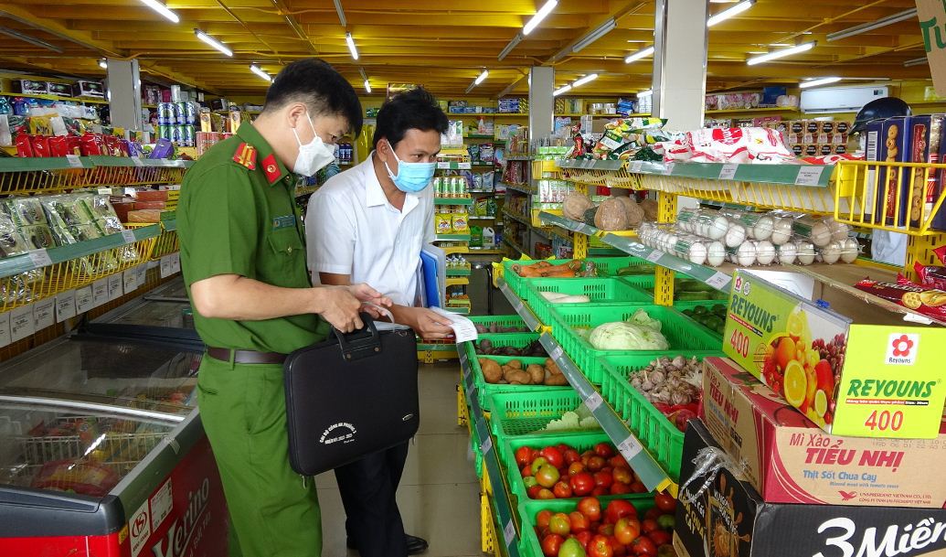 Các ngành chức năng tiếp tục giám sát việc thực hiện niêm yết giá và bán theo giá niêm yết đối với các mặt hàng thiết yếu. Ảnh: Mai Hương
