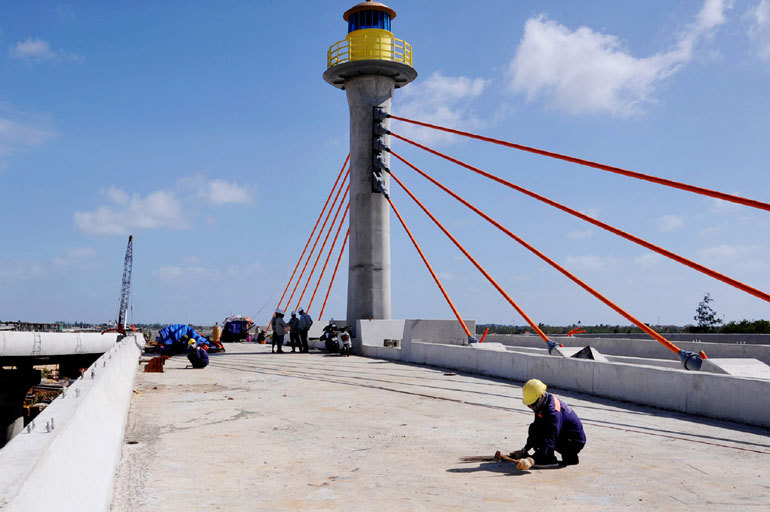 Thi công hoàn thiện mặt cầu Nút giao thông khác mức đường số 2 Khu đô thị Nam TP. Tuy Hòa đường Nguyễn Văn Linh. Ảnh: Anh Ngọc