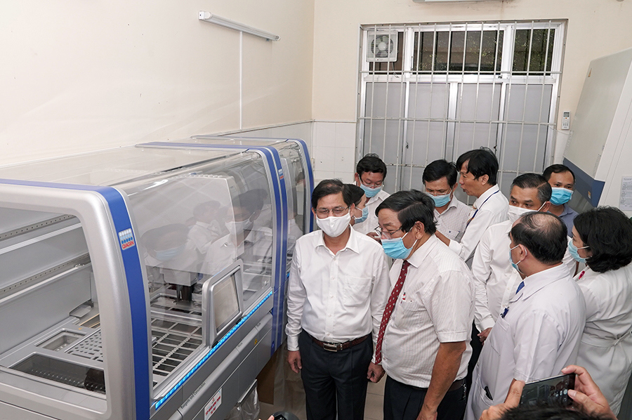 Ông Nguyễn Văn Cường,Phó Chủ tịch HĐQT kiêm Phó TGĐ Tập đoàn Hưng Thịnh và ông Nguyễn Tấn Tuân - Chủ tịch UBND tỉnh Khánh Hòa cùng lãnh đạo Sở Y tế tỉnh Khánh Hòa và Bệnh viện đa khoa tỉnh Khánh Hòa tham quan Hệ thống máy xét nghiệm tự động QIAsymphony do Tập đoàn Hưng Thịnh trao tặng. Ảnh HT
