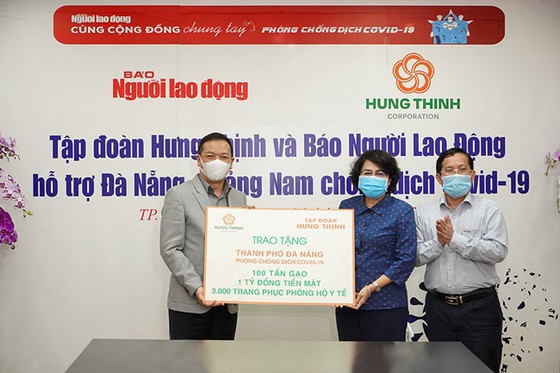 Ông Phạm Thanh Hùng - Phó Chủ tịch HĐQT kiêm Phó Tổng Giám đốc Tập đoàn Hưng Thịnh (bên trái) trao bảng tượng trưng cho bà Tô Thị Bích Châu - Chủ tịch Ủy ban MTTQ Việt Nam TPHCM (thứ hai từ phải sang) nhằm hỗ trợ TP.Đà Nẵng phòng chống dịch Covid-19. Ảnh HT