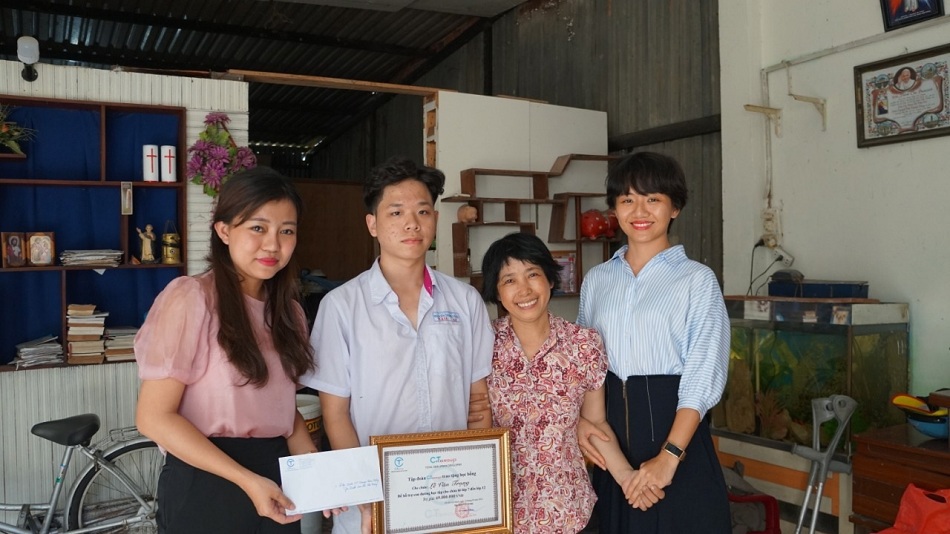 Đại diện Quỹ "Trái tim Sài Gòn" và đại diện Tập đoàn C.T Group đã trao hỗ trợ 13 triệu đồng cho em Lê Văn Trọng được C.T Group nhận bảo trợ trong suốt thời gian học tập. Ảnh CT