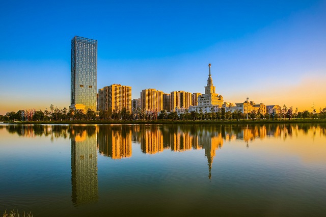 Bộ đ&ocirc;i &ldquo;si&ecirc;u phẩm&rdquo; VinUni v&agrave; TechnoPark Tower g&acirc;y cho&aacute;ng ngợp cho đo&agrave;n kh&aacute;ch phương Nam. Ảnh: VIC