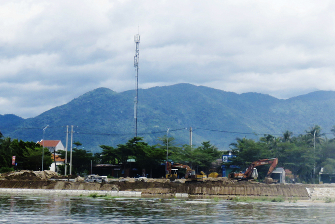 Thi công kè hạ lưu sông Hiền Lương (huyện Vạn Ninh). Ảnh: Nhật Minh