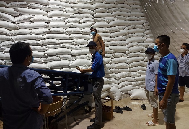Tách các trường hợp F0 ra khỏi địa điểm kho hàng để xuất, cấp gạo hỗ trợ đúng tiến độ. Ảnh: Cục Dự trữ