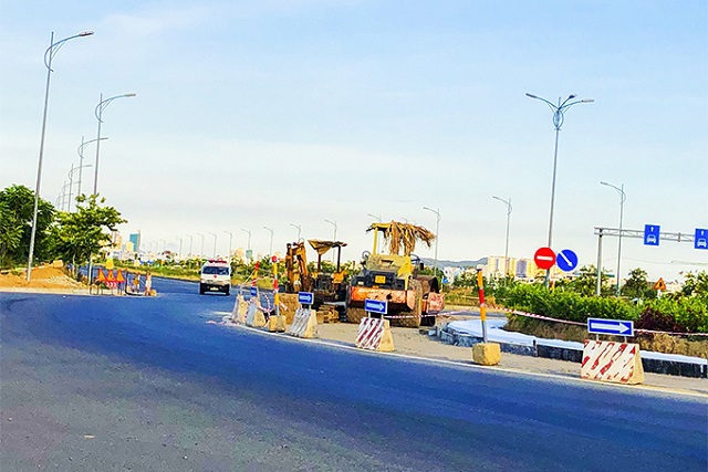 Các công trình giao thông tại Nha Trang phải dừng thi công cả tháng nay. Ảnh: Đình Lâm
