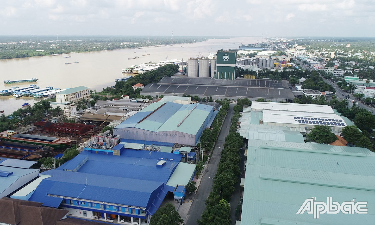 Để không đứt gãy chuỗi sản xuất, cung ứng hàng hóa, tỉnh Tiền Giang đã thẩm định và công nhận phương án “3 tại chỗ” cho một số DN. Ảnh Anh Thư