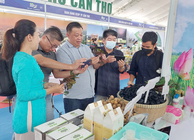 Sản phẩm OCOP của Đồng Tháp thu hút sự quan tâm của nhiều đại biểu quốc tế tại sự kiện Agritechnica Asia Live 2022. Ảnh: Nguyệt Đỗ