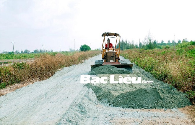 Thi công mở rộng tuyến đê biển Đông từ vốn đầu tư công. Ảnh: K.T