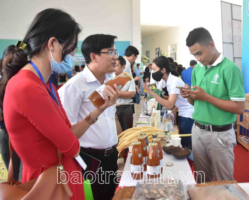 Sản phẩm mật hoa dừa của Công ty TNHH Trà Vinh Farm (huyện Tiểu Cần) luôn hấp dẫn khách hàng. Được biết, Công ty TNHH Trà Vinh Farm là một trong những Công ty được nhận gói hỗ trợ 300 triệu đồng từ Dự án SME Trà Vinh. Ảnh: Mỹ Nhân