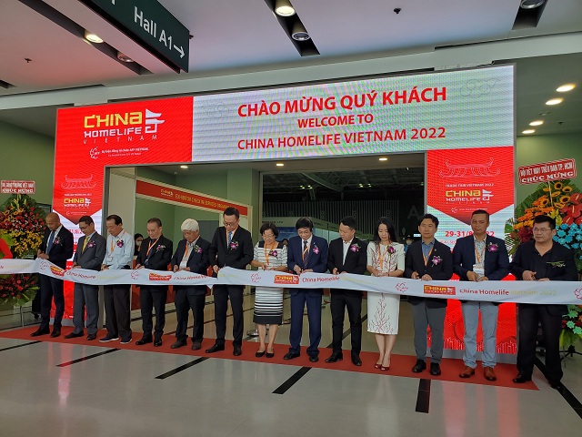 Ban tổ chức cùng khách mời cắt băng khai mạc triển lãm.Ảnh: Minh Tân