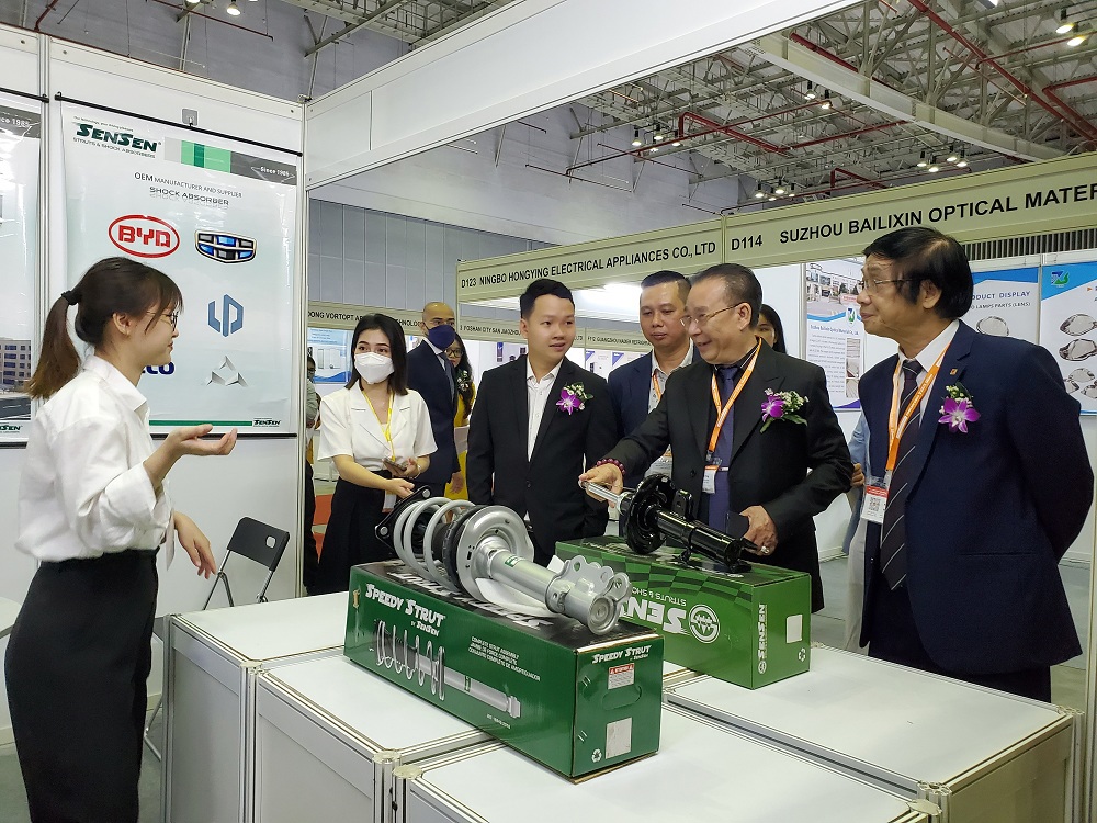 Đại diện Ban tổ chức tham quan gian trưng bày tại triển lãm. Ảnh: Minh Tân