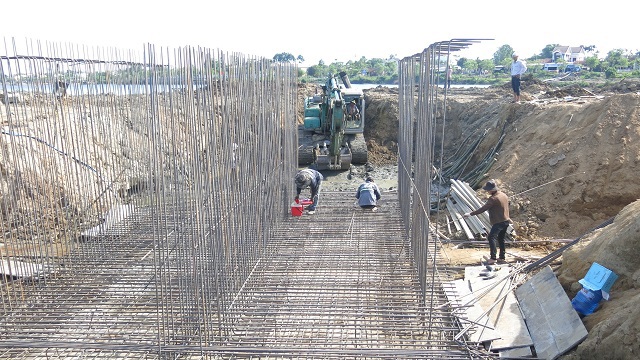 Nh&agrave; thầu thi c&ocirc;ng hạng mục sửa chữa n&acirc;ng cấp an to&agrave;n hồ Cao Ngạn (Thăng B&igrave;nh) thuộc dự &aacute;n vay vốn WB 8&nbsp; đạt tỷ lệ giải ng&acirc;n cao.Ảnh:T.D
