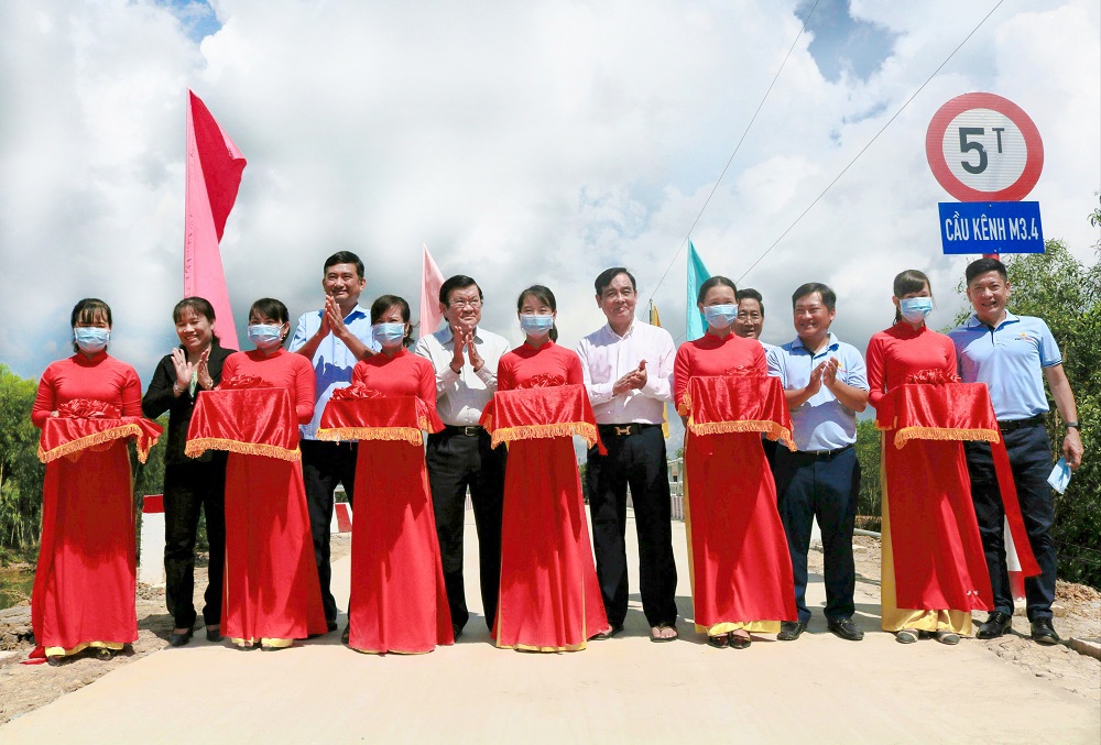 Nguyên Ủy viên Bộ Chính trị, nguyên Chủ tịch nước CHXHCN Việt Nam - ông Trương Tấn Sang, Ban lãnh đạo Vietbank cùng lãnh đạo địa phương cắt băng khánh thành cầu. Ảnh Vietbank