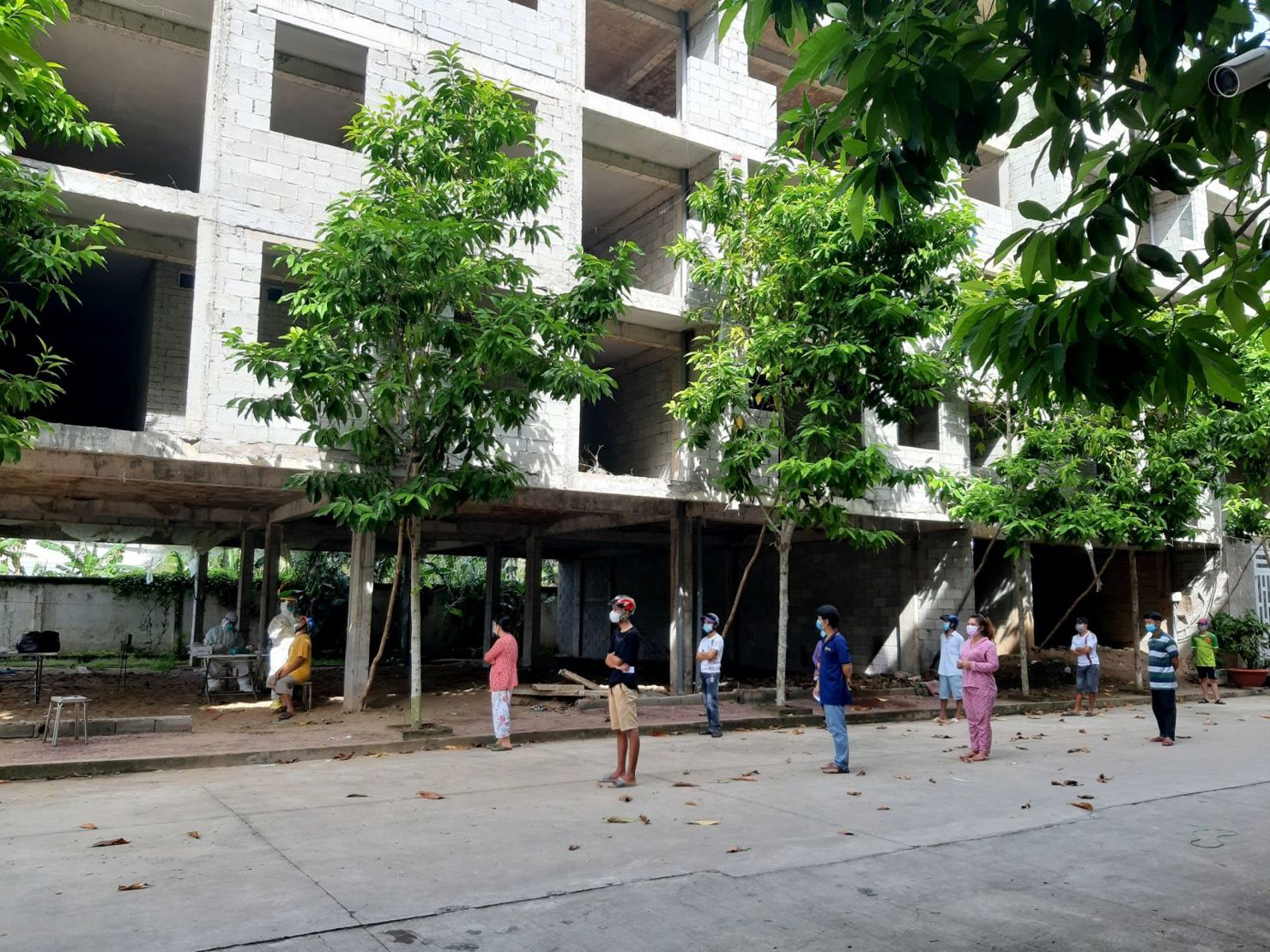 Một dãy nhà xây thô thuộc dự án nhà ở cho công nhân của Công ty Caseamex được tận dụng làm địa điểm xét nghiệm COVID-19 cộng đồng. Ảnh: Minh Huyền