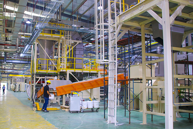 Một dây chuyền sản xuất mới được Khatoco lắp ráp. Ảnh: Đình Lâm