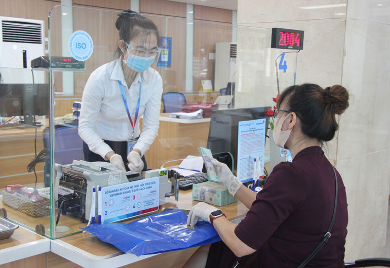 Khách hàng giao dịch tại một ngân hàng thương mại ở Phú Yên. Ảnh: Lê Hảo