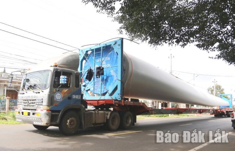 Vận chuyển cánh quạt điện gió đoạn qua xã Hòa Thuận, TP. Buôn Ma Thuột. Ảnh minh họa