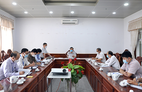 Ông Trương Cảnh Tuyên - Phó Chủ tịch Thường trực UBND tỉnh Hậu Giang , chủ trì buổi làm việc về đẩy mạnh phát triển thương mại điện tử trong tiêu thụ sản phẩm của tỉnh. Ảnh T. Ngọc