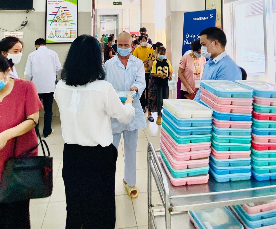 250 suất ăn được CBNV Eximbank đóng gói cẩn thận và trao cho bệnh nhân tại Viện Huyết học Truyền máu Trung ương. Ảnh EIB