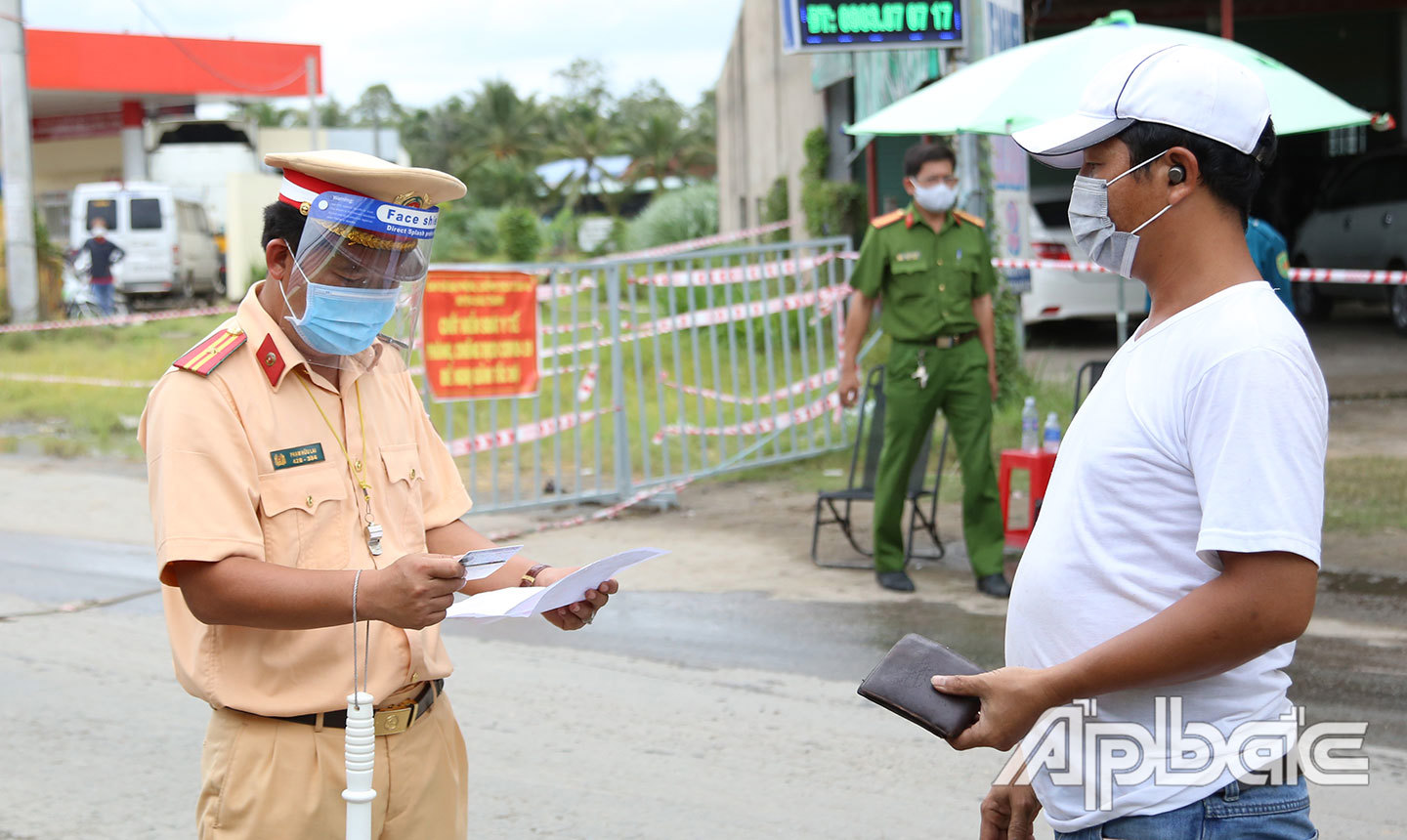 Lực lượng chức năng kiểm tra người điều khiển phương tiện thu mua nông sản. Ảnh: Tuấn Lâm