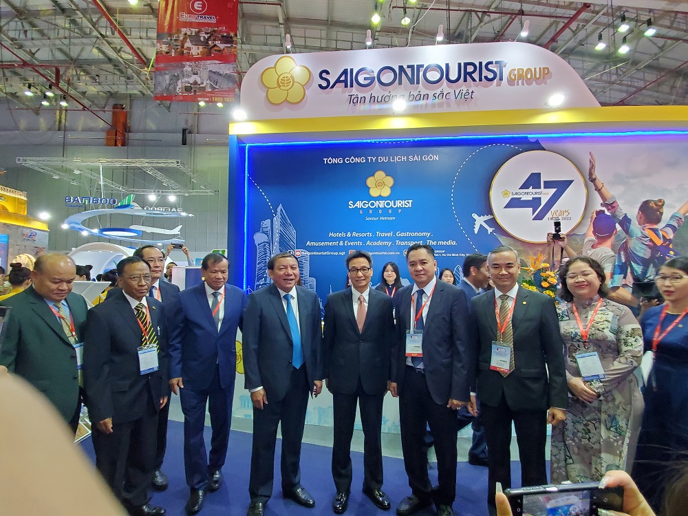 Phó Thủ tướng Chính phủ Vũ Đức Đam cùng các đại biểu tham quan các gian hàng tham gia hội chợ. Ảnh: Minh Tân